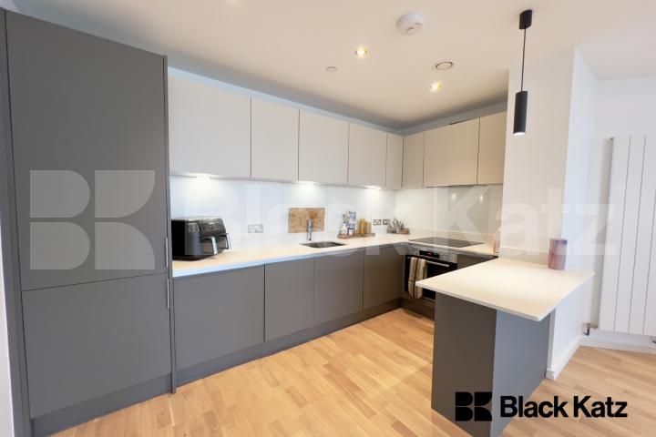 Situated on the 23rd floor with air conditioning, concierge service & gym  The Ceramic Building, Newington Causeway , Borough 