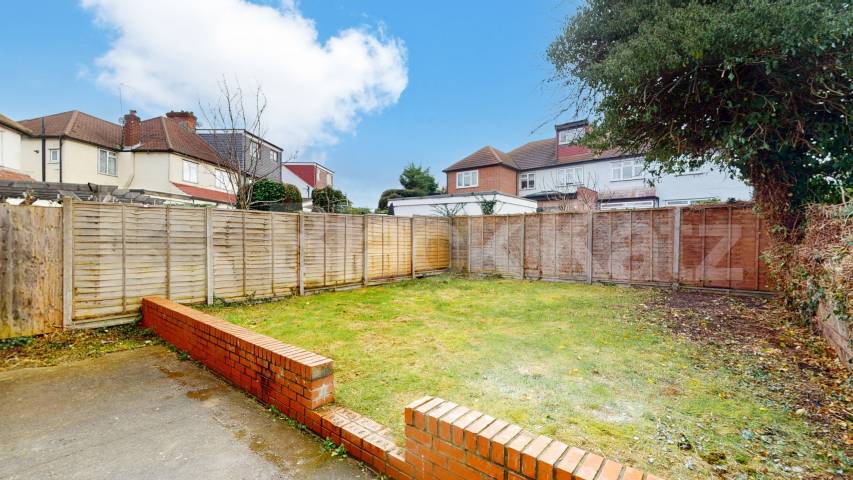 A beautifully renovated four-bedroom flat on Geary Road, Willesden Green, offering generous living space and modern finishes throughout.This bright and spacious home has been recently refurbished to a high standard, featuring four well-proportioned b Geary Road, London, NW10,  London