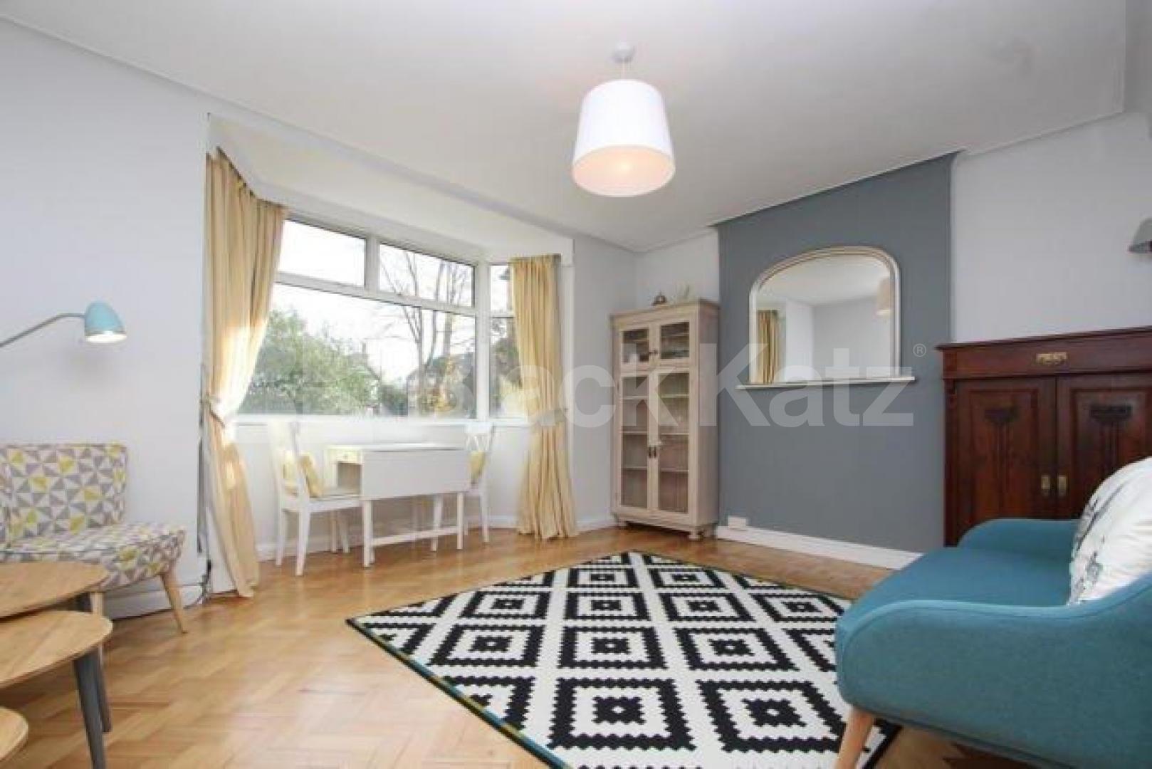 			Rent includes heating and hot water!, 2 Bedroom, 1 bath, 1 reception Flat			 Barrington Court, Colney Hatch Lane, Muswell Hill