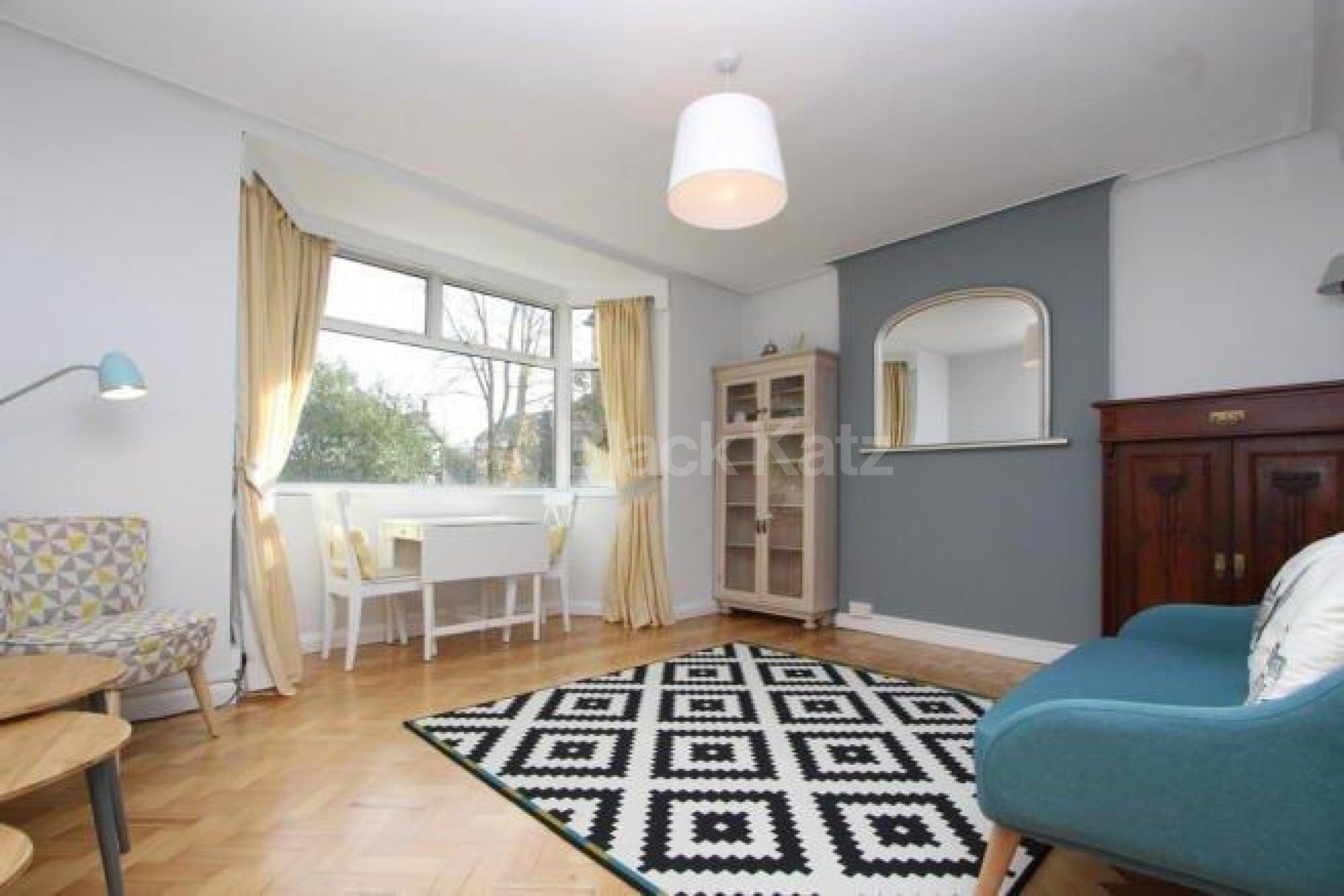 			Rent includes heating and hot water!, 2 Bedroom, 1 bath, 1 reception Flat			 Barrington Court, Colney Hatch Lane, Muswell Hill N10