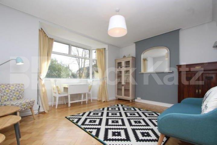 			Rent includes heating and hot water!, 2 Bedroom, 1 bath, 1 reception Flat			 Barrington Court, Colney Hatch Lane, Muswell Hill