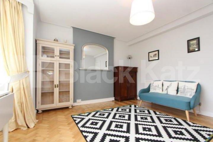 			Rent includes heating and hot water!, 2 Bedroom, 1 bath, 1 reception Flat			 Barrington Court, Colney Hatch Lane, Muswell Hill