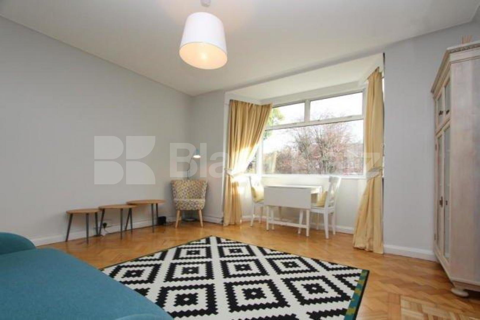 			Rent includes heating and hot water!, 2 Bedroom, 1 bath, 1 reception Flat			 Barrington Court, Colney Hatch Lane, Muswell Hill