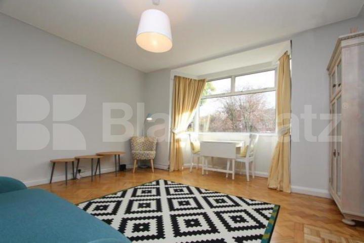 			Rent includes heating and hot water!, 2 Bedroom, 1 bath, 1 reception Flat			 Barrington Court, Colney Hatch Lane, Muswell Hill