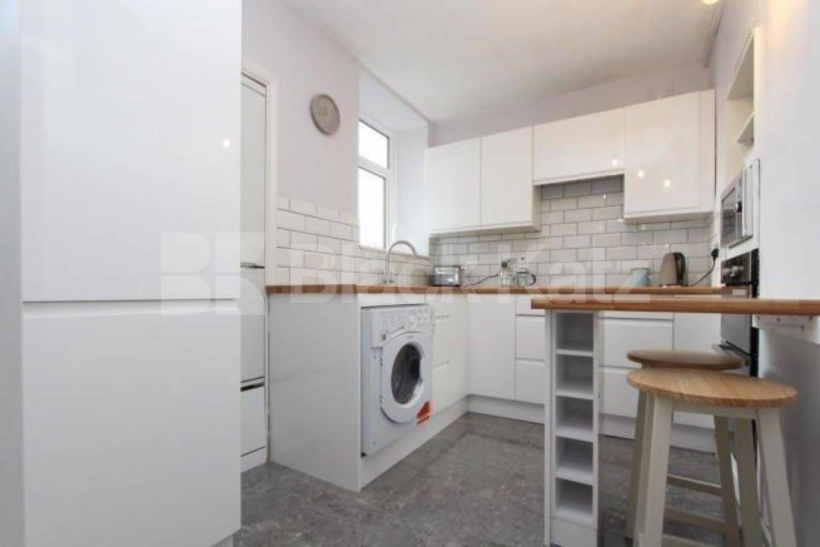 			Rent includes heating and hot water!, 2 Bedroom, 1 bath, 1 reception Flat			 Barrington Court, Colney Hatch Lane, Muswell Hill