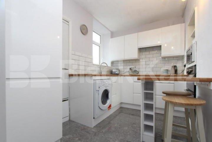 			Rent includes heating and hot water!, 2 Bedroom, 1 bath, 1 reception Flat			 Barrington Court, Colney Hatch Lane, Muswell Hill