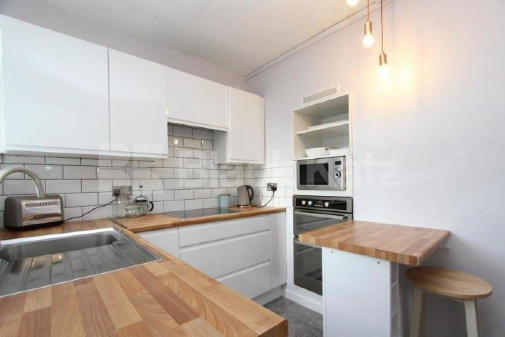 			Rent includes heating and hot water!, 2 Bedroom, 1 bath, 1 reception Flat			 Barrington Court, Colney Hatch Lane, Muswell Hill