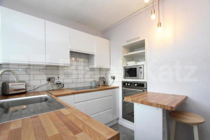 			Rent includes heating and hot water!, 2 Bedroom, 1 bath, 1 reception Flat			 Barrington Court, Colney Hatch Lane, Muswell Hill