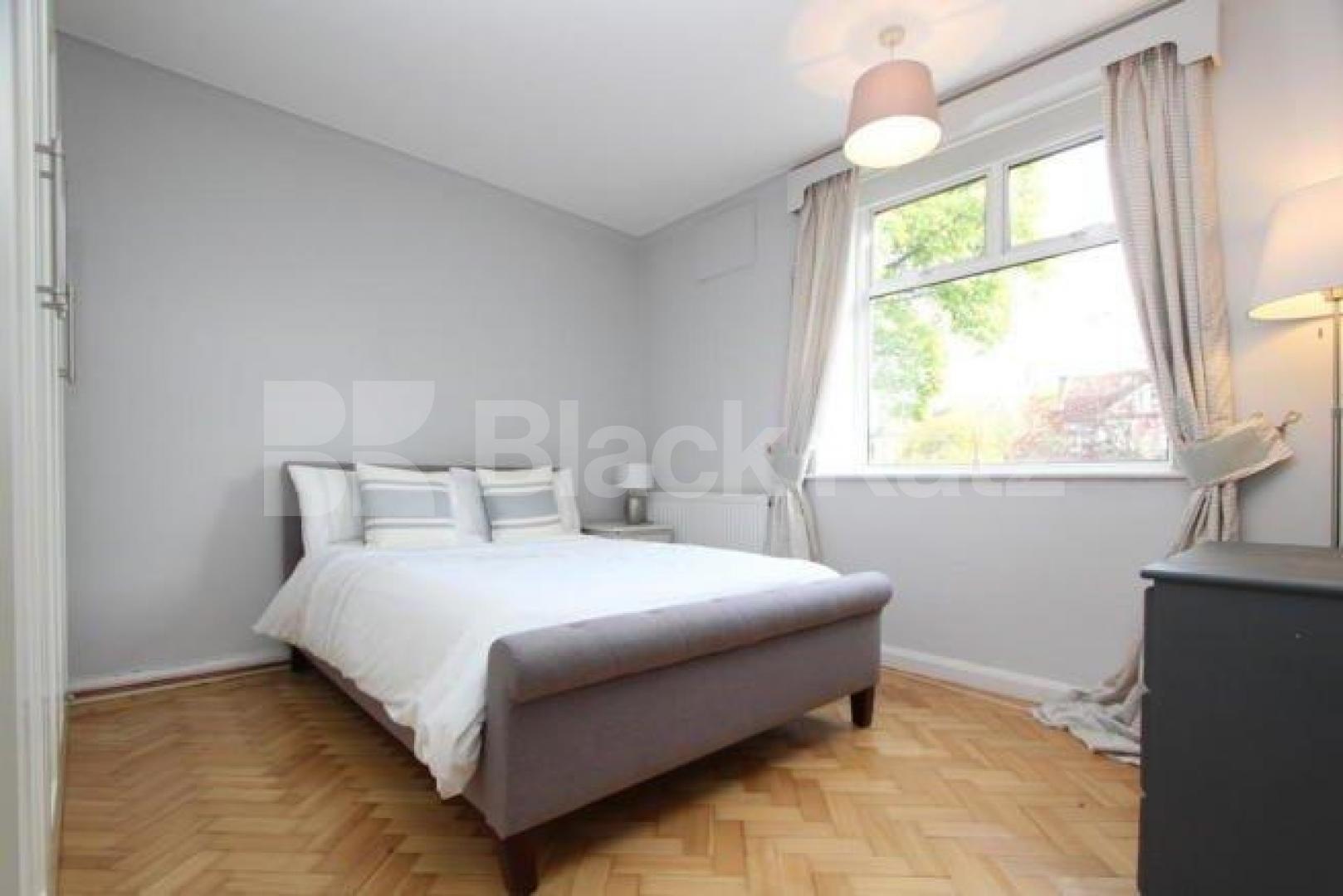 			Rent includes heating and hot water!, 2 Bedroom, 1 bath, 1 reception Flat			 Barrington Court, Colney Hatch Lane, Muswell Hill