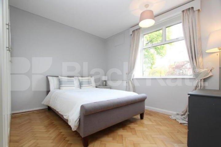 			Rent includes heating and hot water!, 2 Bedroom, 1 bath, 1 reception Flat			 Barrington Court, Colney Hatch Lane, Muswell Hill
