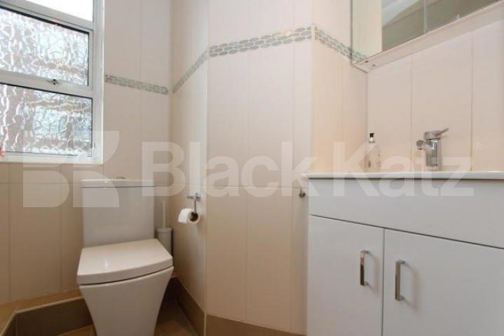 			Rent includes heating and hot water!, 2 Bedroom, 1 bath, 1 reception Flat			 Barrington Court, Colney Hatch Lane, Muswell Hill
