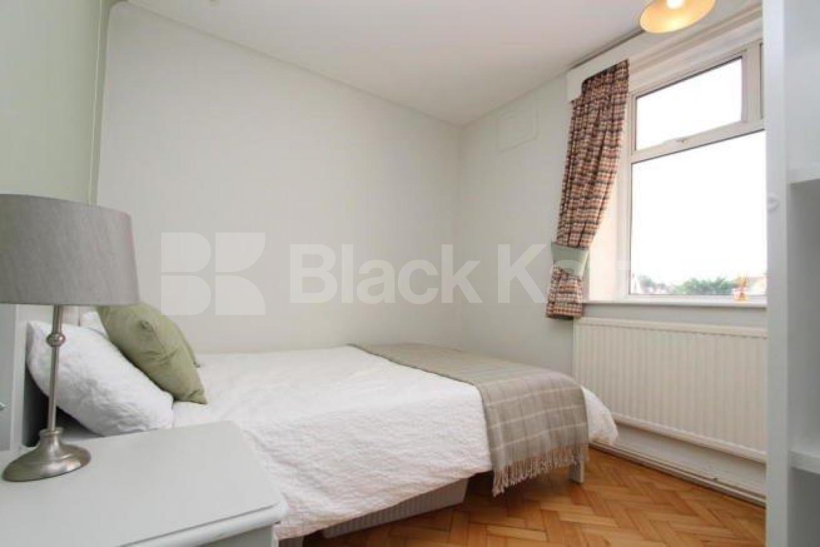 			Rent includes heating and hot water!, 2 Bedroom, 1 bath, 1 reception Flat			 Barrington Court, Colney Hatch Lane, Muswell Hill