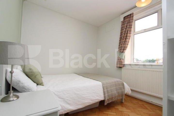 			Rent includes heating and hot water!, 2 Bedroom, 1 bath, 1 reception Flat			 Barrington Court, Colney Hatch Lane, Muswell Hill