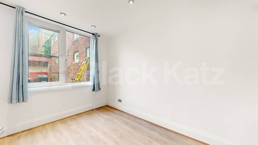 			4 Bedroom, 2 bath, 1 reception 			 Garlinge Road,  London  NW2