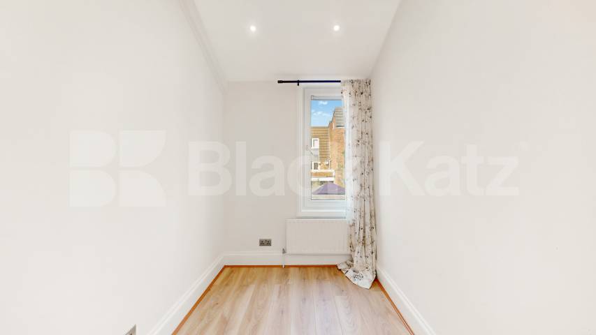 			4 Bedroom, 2 bath, 1 reception 			 Garlinge Road,  London  NW2