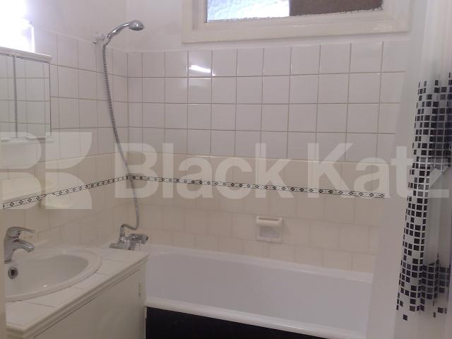 			Studio Apartment, 1 bath, 1 reception Flat			 Queensway, BAYSWATER