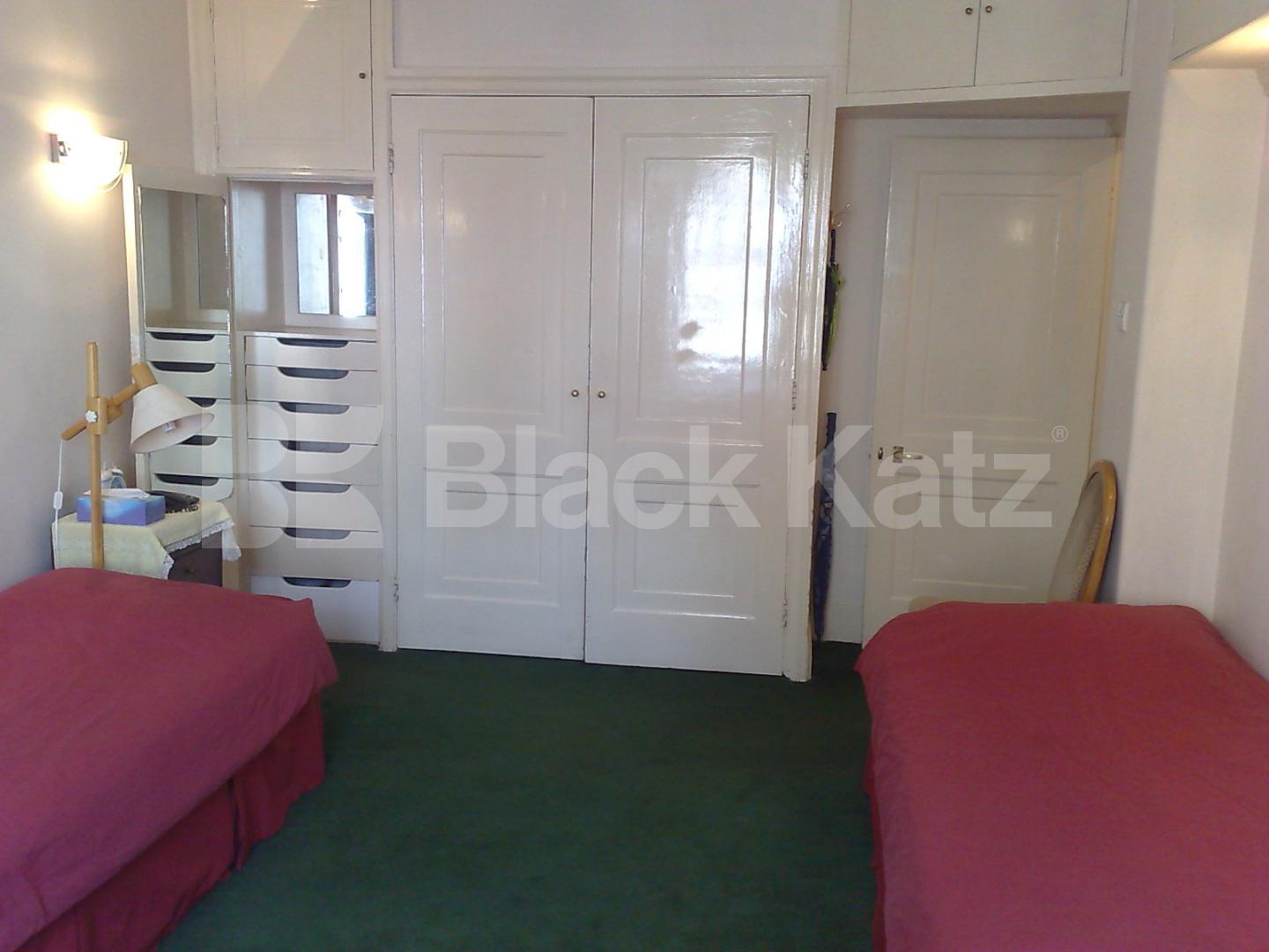 			Studio Apartment, 1 bath, 1 reception Flat			 Queensway, BAYSWATER