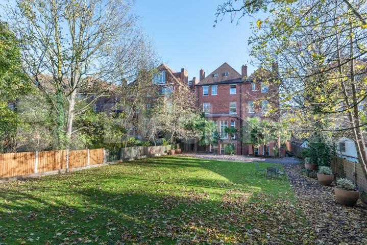 A well-presented studio apartment available to rent from the end of April, ideally located on Fitzjohns Avenue, NW3.This versatile property is offered furnished or unfurnished, allowing you to tailor the space to your needs Fitzjohns Avenue, London, NW3,  London