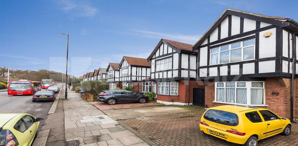 			APS School Catchment!, 5 Bedroom, 1 bath, 1 reception House			 Durnsford Road, Muswell Hill
