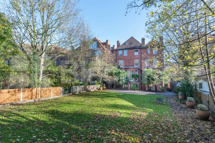 Spacious studio recently refurbished to a modern standard  Fitzjohns Avenue, Swiss Cottage