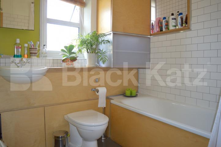 			2 Bedroom, 1 bath, 1 reception Flat			 Wightman Road, Crouch end