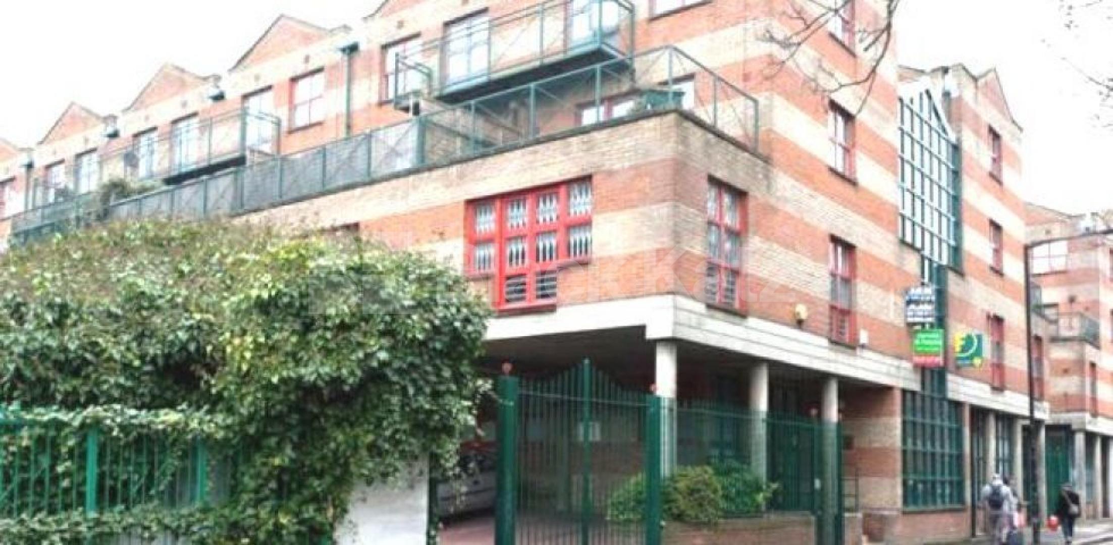 			SPLIT LEVEL 3 BED WITH TERRACE!, 3 Bedroom, 1 bath, 1 reception Flat			 Baynes Street, Camden