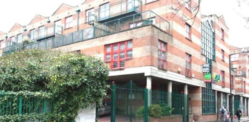 			SPLIT LEVEL 3 BED WITH TERRACE!, 3 Bedroom, 1 bath, 1 reception Flat			 Baynes Street, Camden