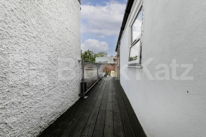 Available from September, this modern three-bedroom, three-bathroom furnished split-level apartment offers spacious and contemporary living in the heart of Pinner.The property features a bright and airy open-plan reception room with a modern fitted k Love Lane, Pinner, HA5,  Pinner