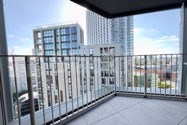 Situated on the 20th floor of The Ceramic Building with concierge and gym.  The Ceramic Building, Newington Causeway , Borough SE1