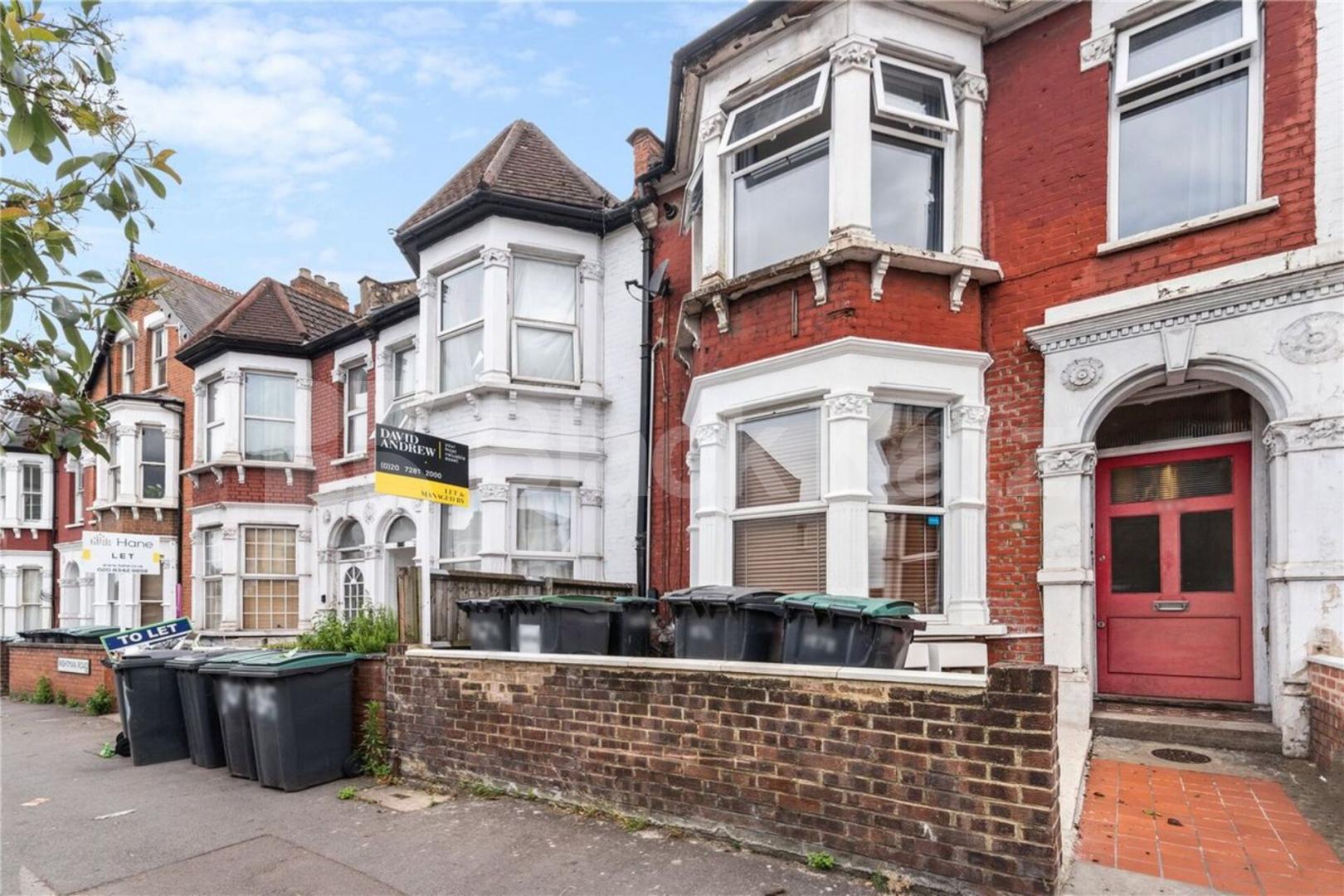 Split over two floor is this spacious 3double bedroom maisonette  Wightman Road, Haringey