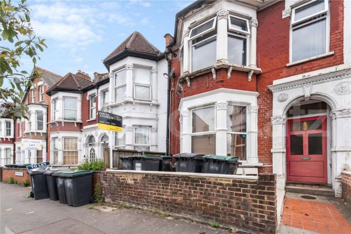 Split over two floor is this spacious 3double bedroom maisonette  Wightman Road, Haringey
