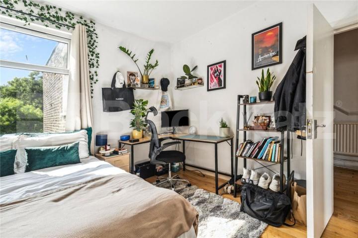 Split over two floor is this spacious 3double bedroom maisonette  Wightman Road, Haringey