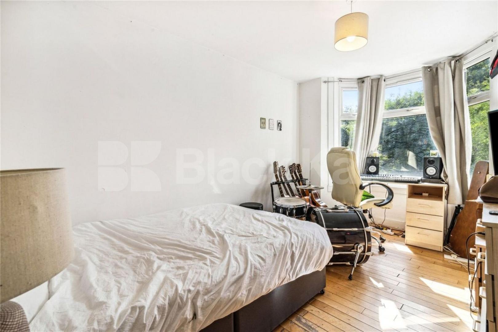 Split over two floor is this spacious 3double bedroom maisonette  Wightman Road, Haringey