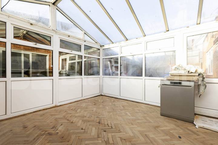 A generously sized one-bedroom apartment to rent on Wotton Road, NW2 Wotton Road, London, NW2,  London