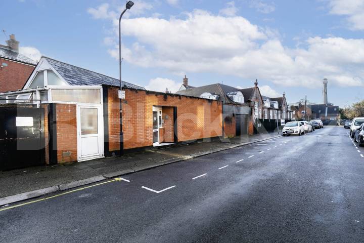 A generously sized one-bedroom apartment to rent on Wotton Road, NW2 Wotton Road, London, NW2,  London