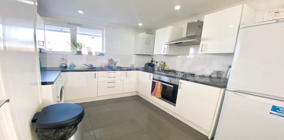 Generous spilt level Mid- Century apartment  Coopers Road, Bermondsey