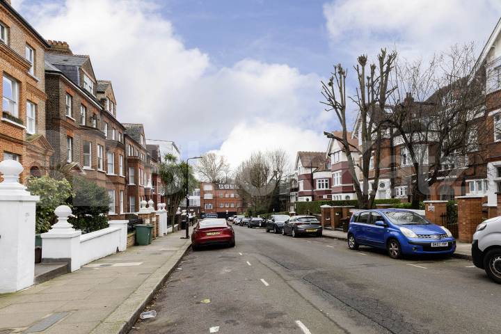 			4 Bedroom,  bath, 1 reception 			 Frognal,  London  NW3