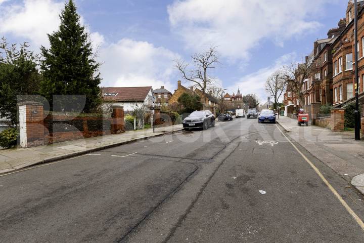 			4 Bedroom, 3 bath, 1 reception 			 Frognal,  London  NW3