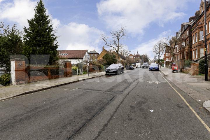 			4 Bedroom, 3 bath, 1 reception 			 Frognal, London, NW3,  London