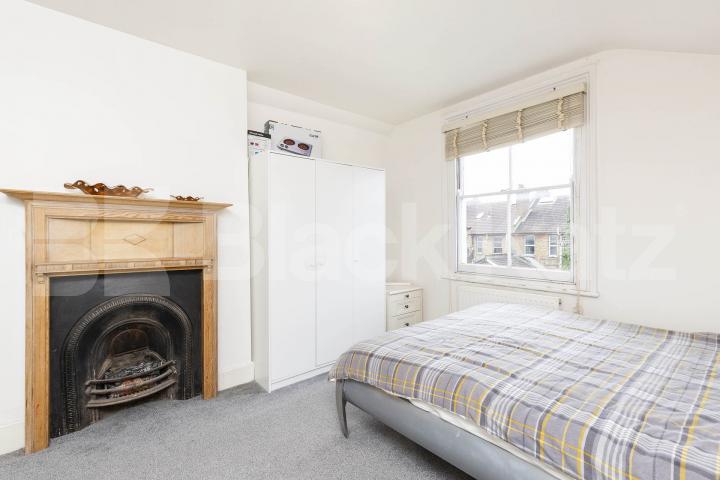 A well-presented studio flat available now on Sellons Avenue in Harlesden Sellons Avenue, London, NW10,  London