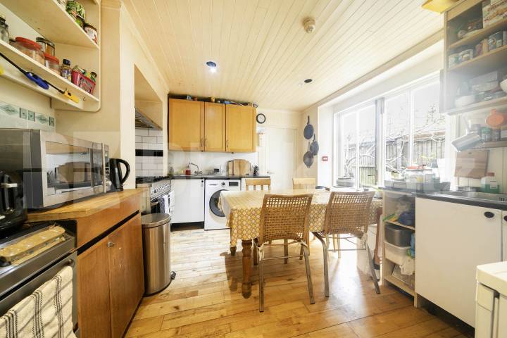 A well-presented studio flat available now on Sellons Avenue in Harlesden Sellons Avenue, Harlesden, NW10,  Harlesden