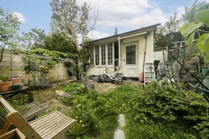 A well-presented studio flat available now on Sellons Avenue in Harlesden Sellons Avenue, Harlesden, NW10,  Harlesden