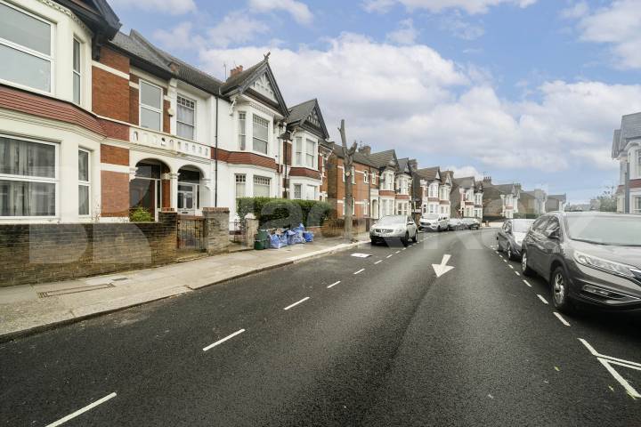 A recently renovated two-bedroom flat located on the popular Sellons Avenue, NW10.The property boasts two large double bedrooms, offering generous space and natural light, alongside a modern open-plan reception and kitchen area ideal for both relaxin Sellons Avenue, London, NW10,  London