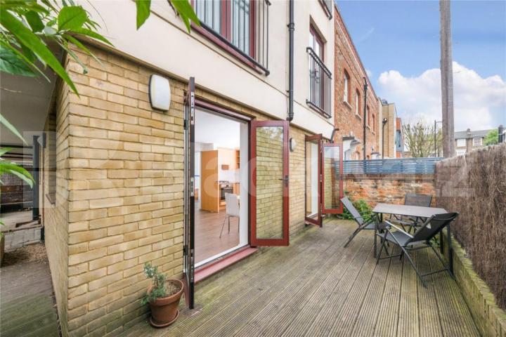 			New Instruction, 1 Bedroom, 1 bath, 1 reception Flat			 Barnsbury Grove, ISLINGTON/BARNSBURY