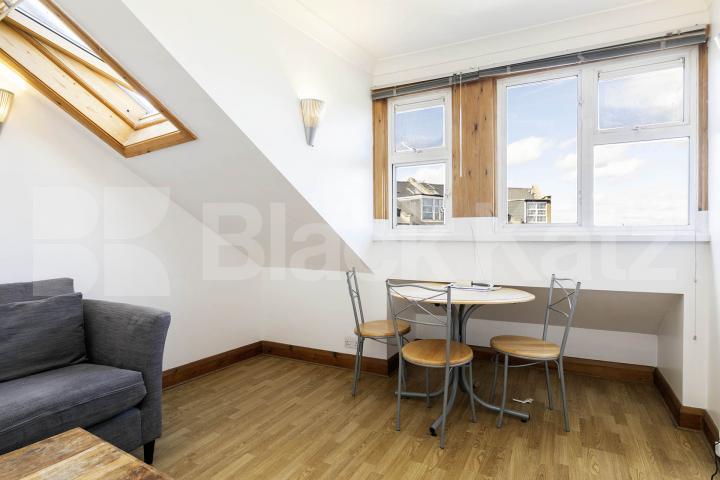 A well-presented and spacious two double bedroom apartment in a convenient location, just a short walk from Jubilee Station, offering excellent transport links.The property comprises two generous double bedrooms, a bright and comfortable separate lou Burnley Road, London, NW10,  London
