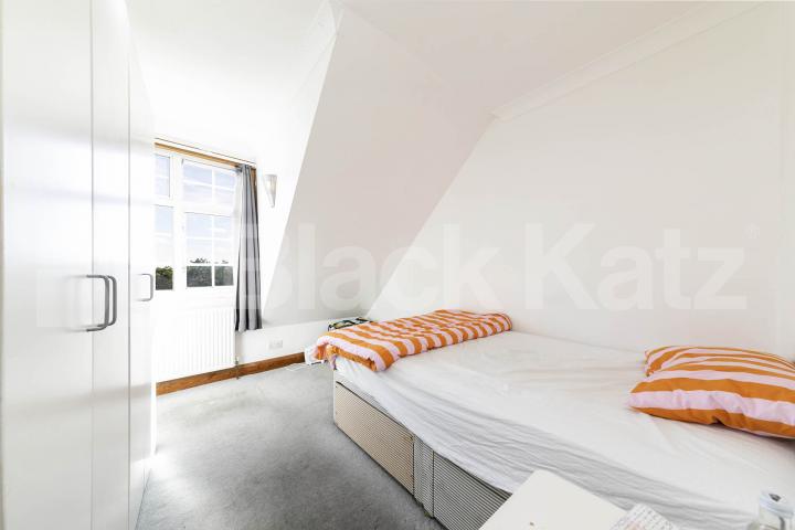 A well-presented and spacious two double bedroom apartment in a convenient location, just a short walk from Jubilee Station, offering excellent transport links.The property comprises two generous double bedrooms, a bright and comfortable separate lou Burnley Road, London, NW10,  London