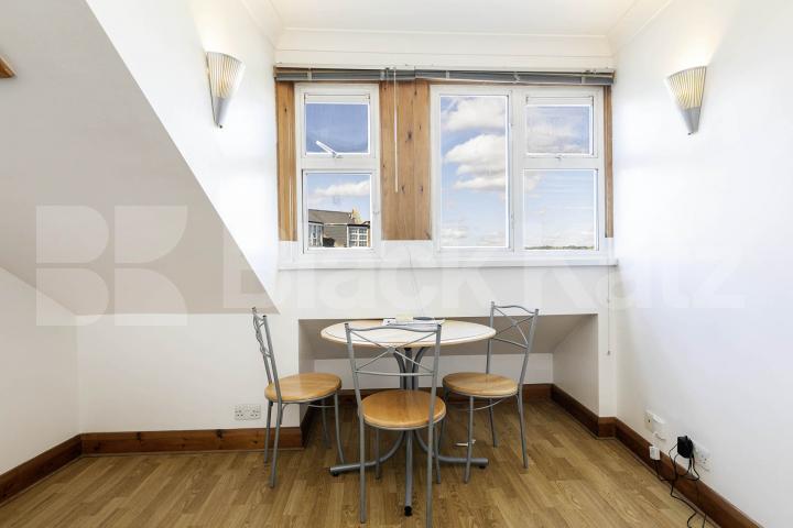 A well-presented and spacious two double bedroom apartment in a convenient location, just a short walk from Jubilee Station, offering excellent transport links.The property comprises two generous double bedrooms, a bright and comfortable separate lou Burnley Road, London, NW10,  London