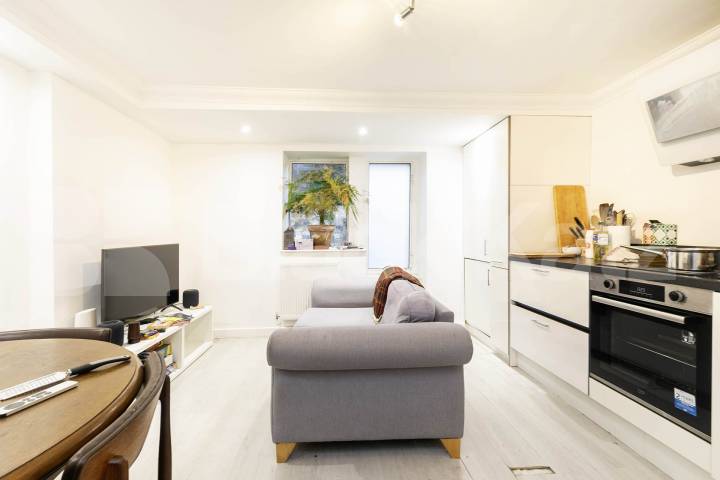 			3 Bedroom, 2 bath, 1 reception 			 Fairhazel Gardens, Fairhazel Mansions, NW6,  Fairhazel Mansions