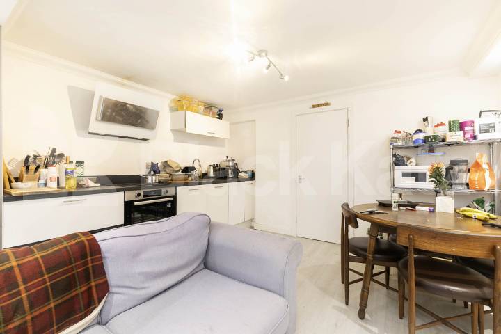 			3 Bedroom, 2 bath, 1 reception 			 Fairhazel Gardens,  Fairhazel Mansions  NW6