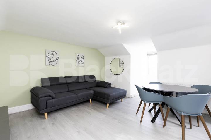 refurbished split level top floor 1 bedroom property in Clapton Thistlewaite Road, Clapton